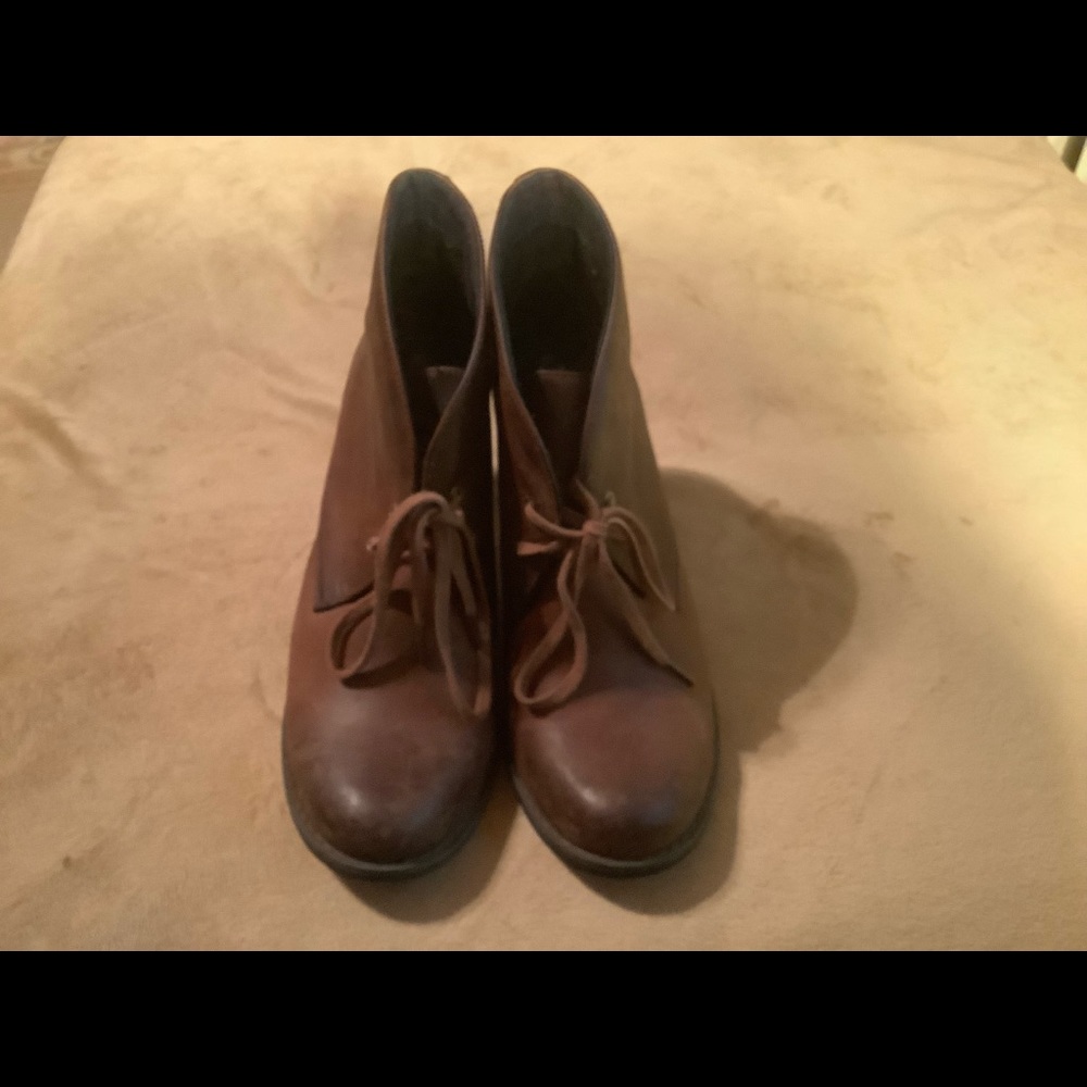 Clarks Brown Distressed Leather Tie Up Ankle Boot, 9 1/2